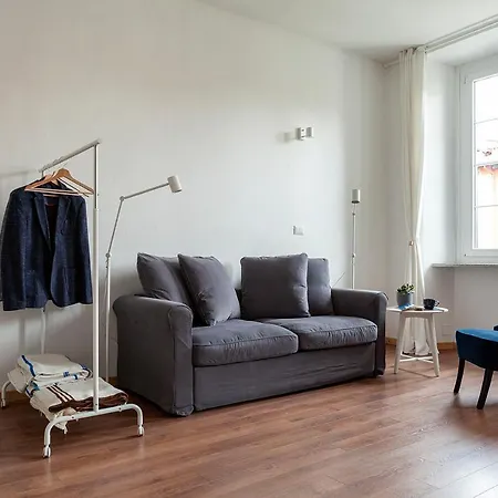 A Quiet Sunny In 아파트 *