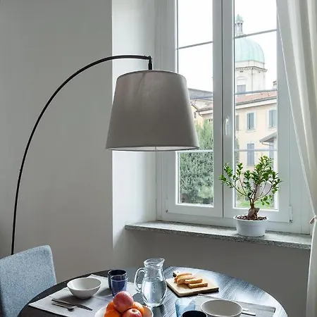 아파트 A Quiet Sunny In