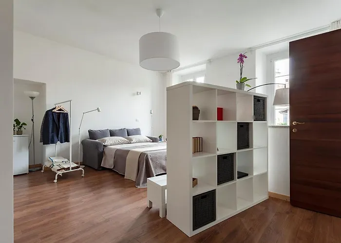 A Quiet Sunny In Apartment *